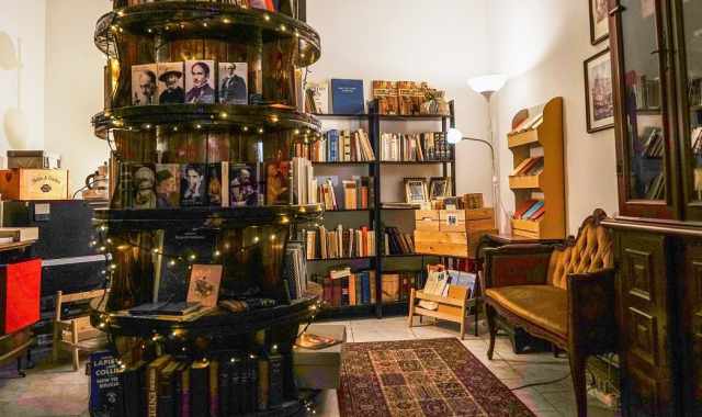 Bari, nel rione San Pasquale la libreria che vende solo volumi di poesia:  l'unica in Italia